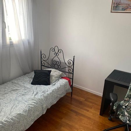 Bedroom In A House/ Chambre Dans Une Maison 에피네이쉬르오르그 외부 사진