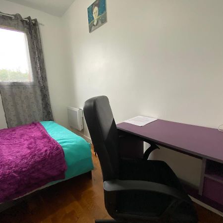 Bedroom In A House/ Chambre Dans Une Maison 에피네이쉬르오르그 외부 사진