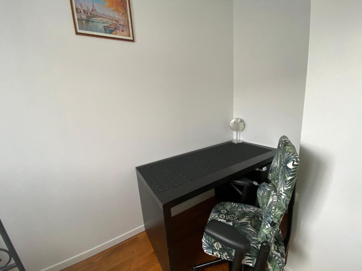 Bedroom In A House/ Chambre Dans Une Maison 에피네이쉬르오르그 외부 사진