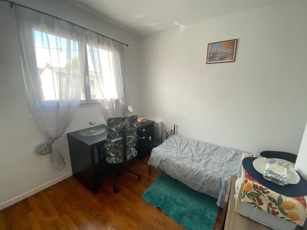 Bedroom In A House/ Chambre Dans Une Maison 에피네이쉬르오르그 외부 사진